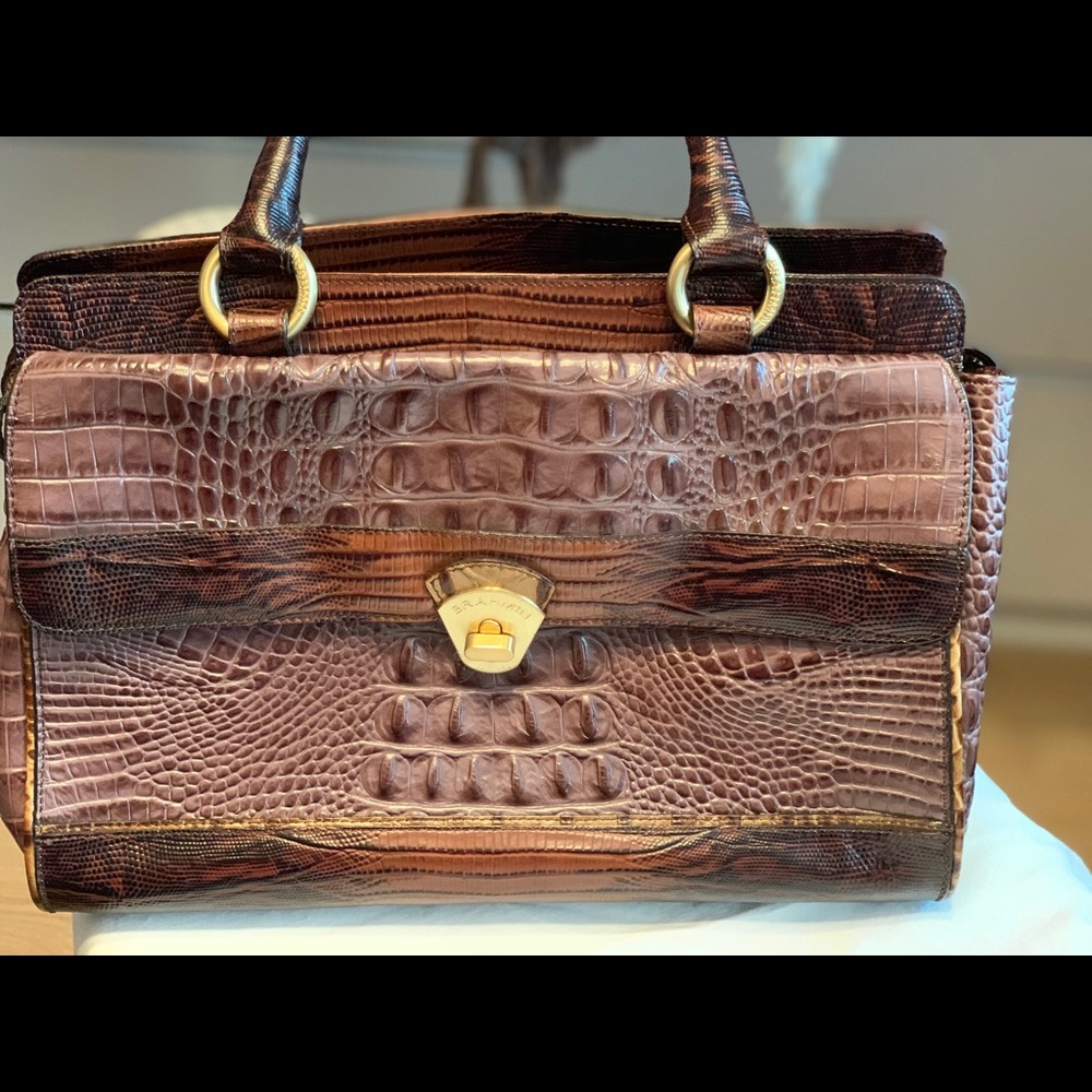 Elegant leather purse! Crocodile design .